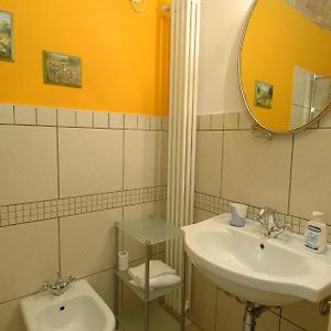 Camera con letto king size in edificio annesso